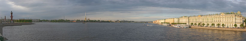 Panorama van Sint-Petersburg, gezien vanaf
de Paleisbrug over de Neva. In het midden de Petrus en Paulus-vesting en rechts het Winterpaleis.